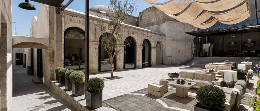 CIRQA - Relais & Châteaux Innenhof