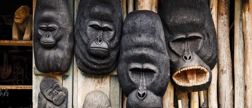 Sanctuary Gorilla Forest Camp Holzmasken