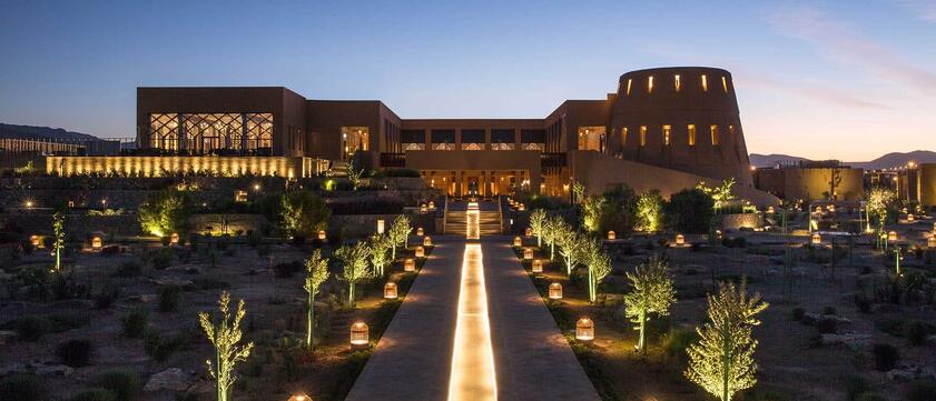Anantara Al Jabal Al Akhdar Resort Hotelansicht bei Nacht