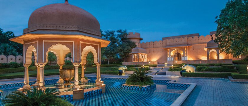 The Oberoi Rajvilas Hotel bei Nacht
