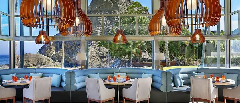 Al Bustan Palace, a Ritz-Carlton Hotel Restaurant mit Blick