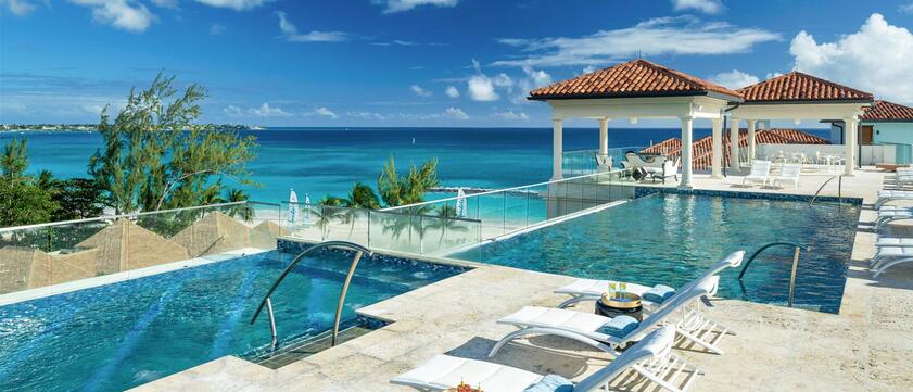 Royal Sandals Barbados Pool mit Liegen
