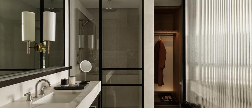 Skyline Room - Bathroom