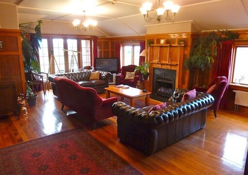 Lounge Library Te Anau Lodge