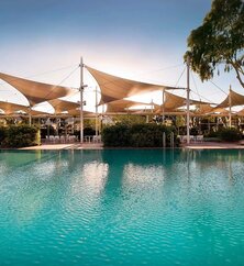 Sails in the Desert Poolbereich von Außen