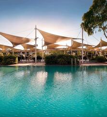 Sails in the Desert Poolbereich von Außen