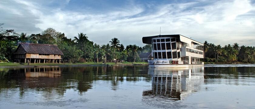 MV Sepik Spirit auf dem Wasser