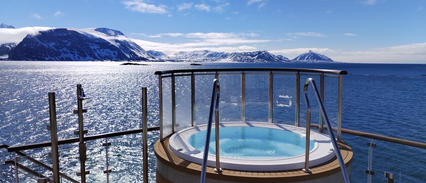Jacuzzi auf dem Pooldeck