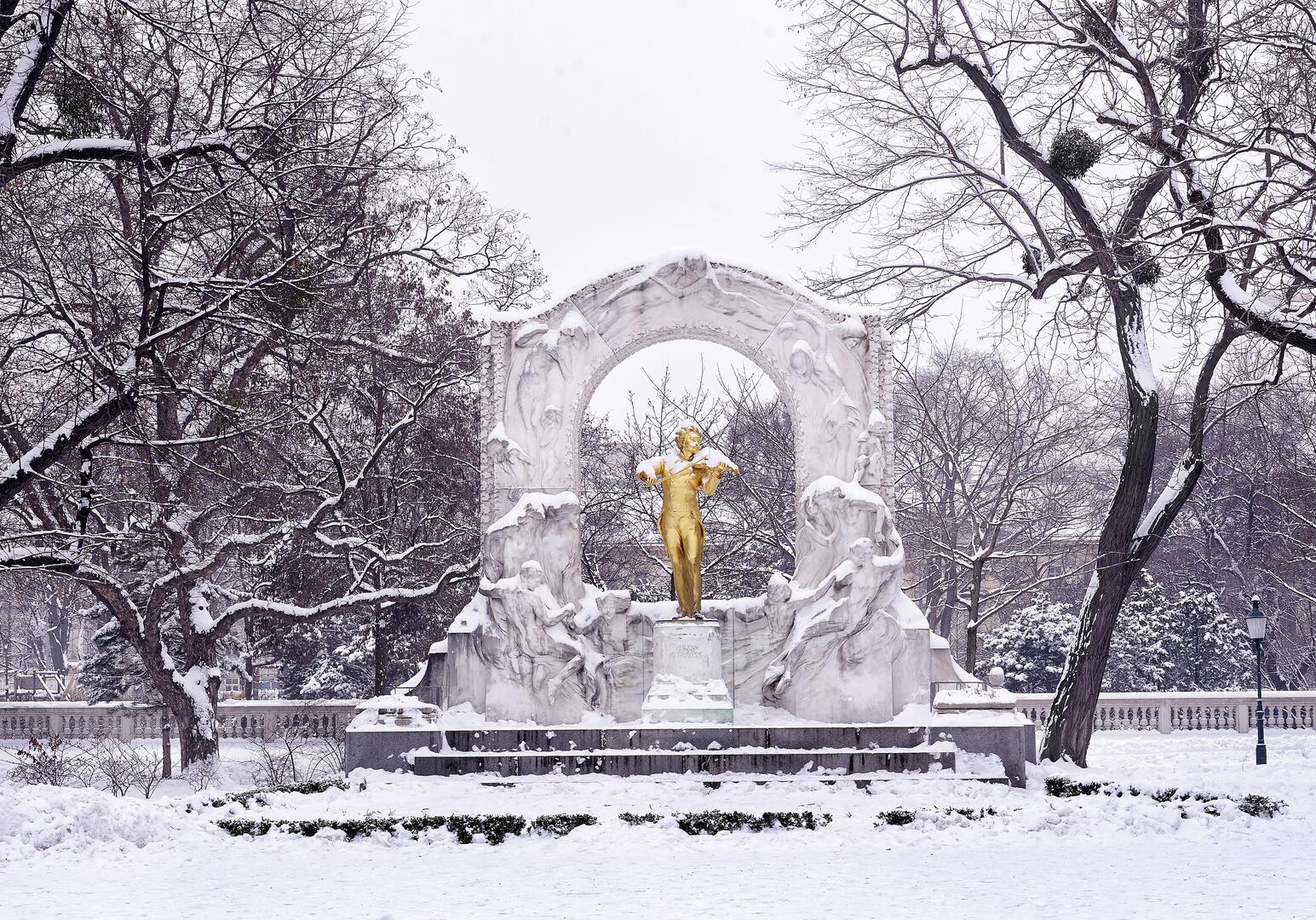 Amadeus Queen Silvesterkreuzfahrt Donau Johann Strauß Denkmal