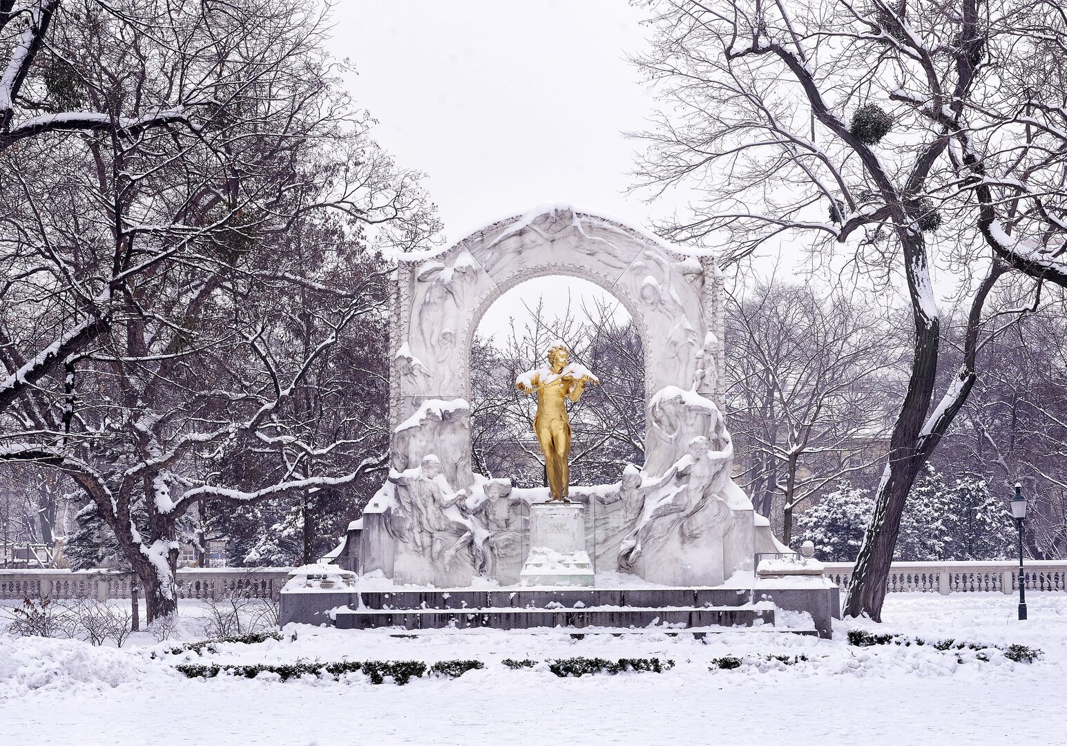 Amadeus Queen Silvesterkreuzfahrt Donau Johann Strauß Denkmal
