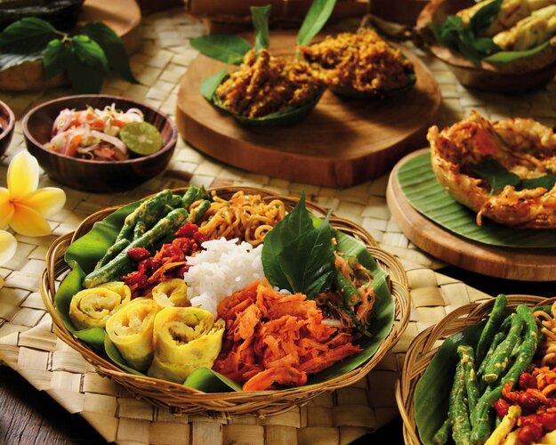 Indonesien - Mahlzeit aus buntem Gemuese und Reis