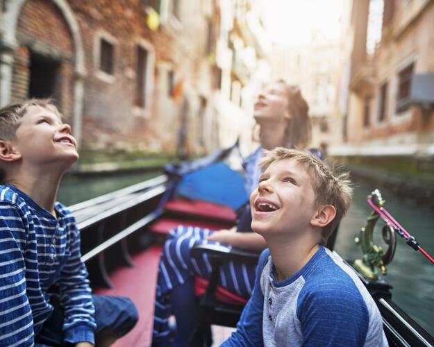 Kinder bei Gondelfahrt Venedig