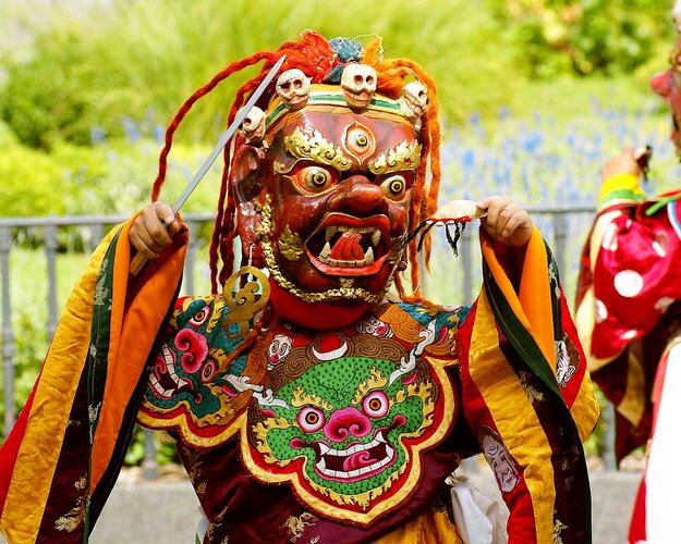 Himalaja - Traditioneller Taenzer in buntem Gewand