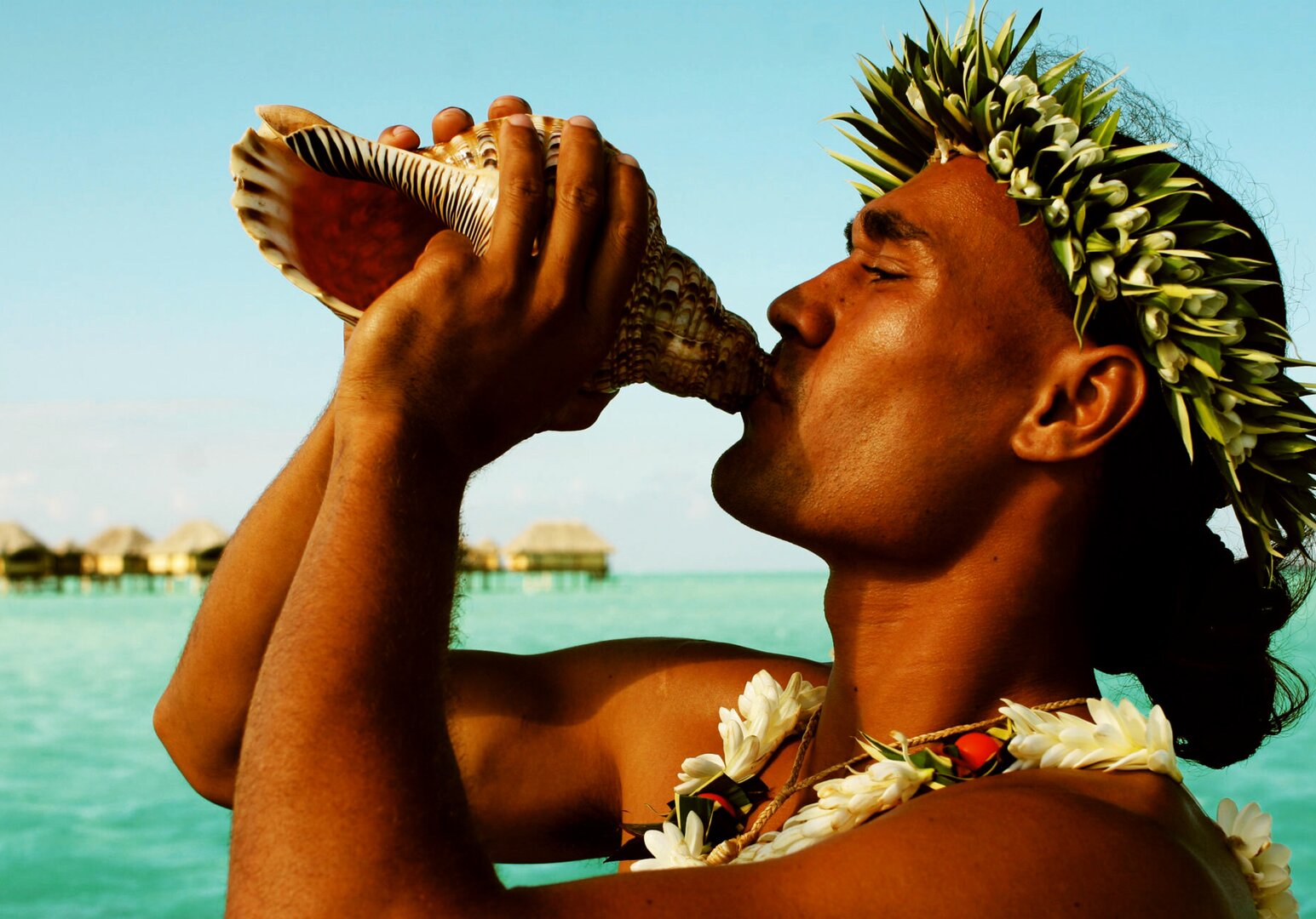 Franzoesisch-Polynesien Eingeborener mit Muschel