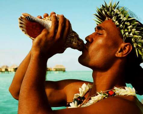 Franzoesisch-Polynesien Eingeborener mit Muschel