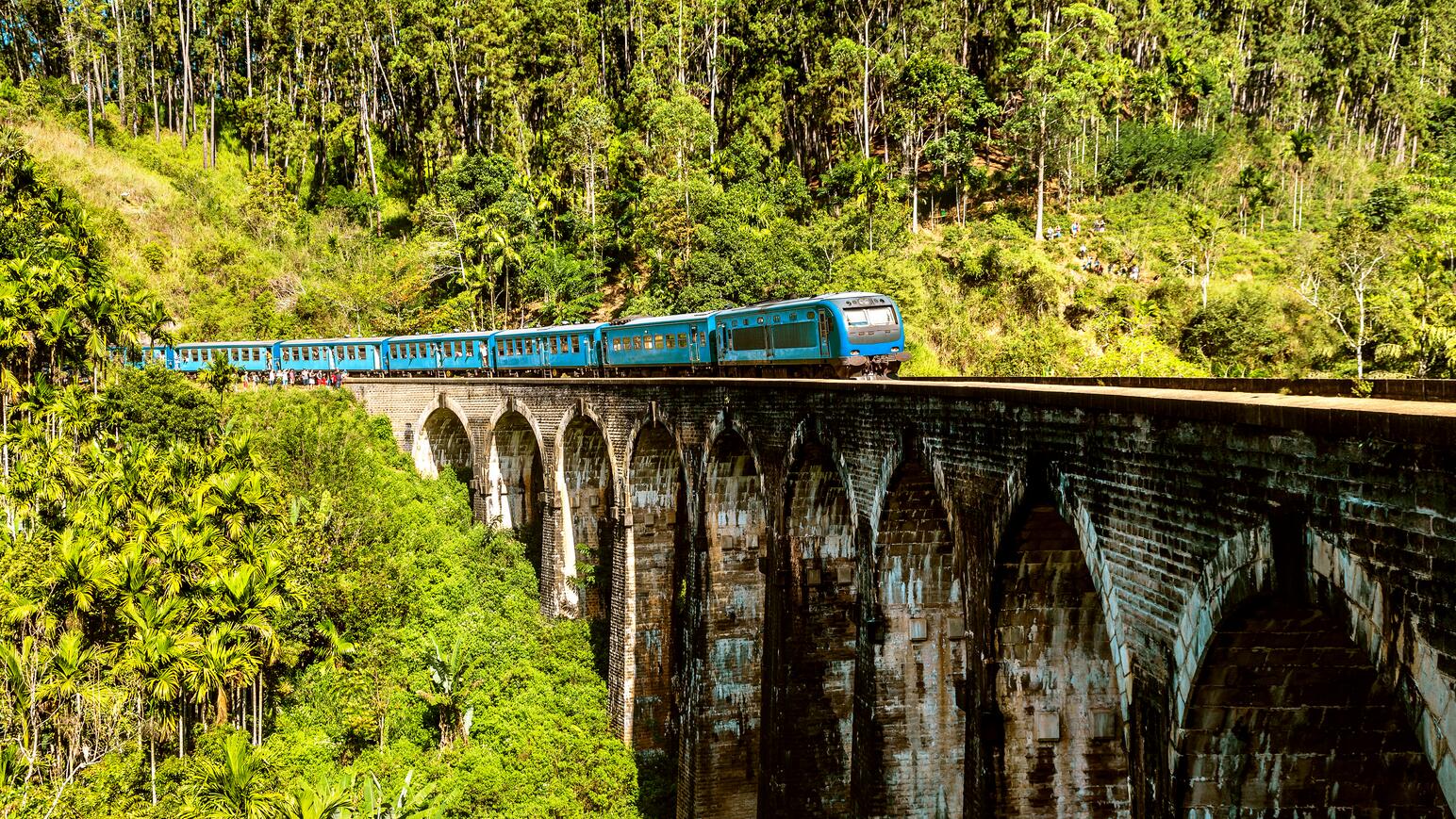 Srilanka - Zugfahrt ueber eine Bruecke