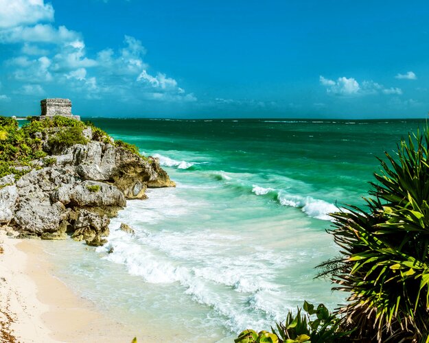 Mexiko - Strand mit Maya Ruine bei Tulum