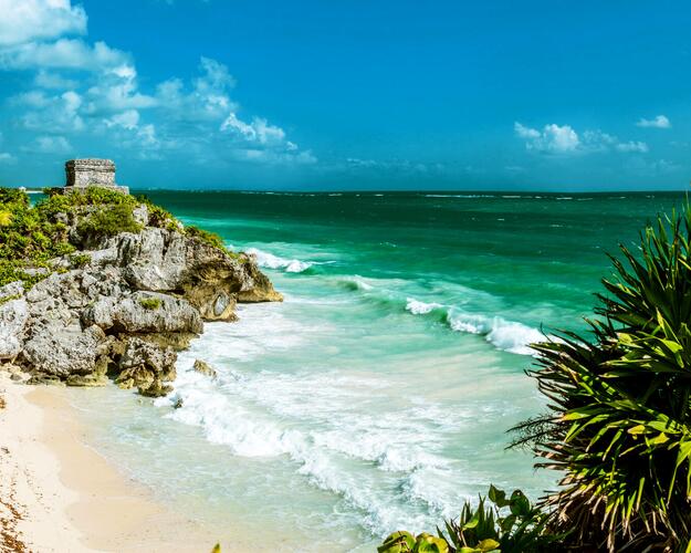 Mexiko - Strand mit Maya Ruine bei Tulum