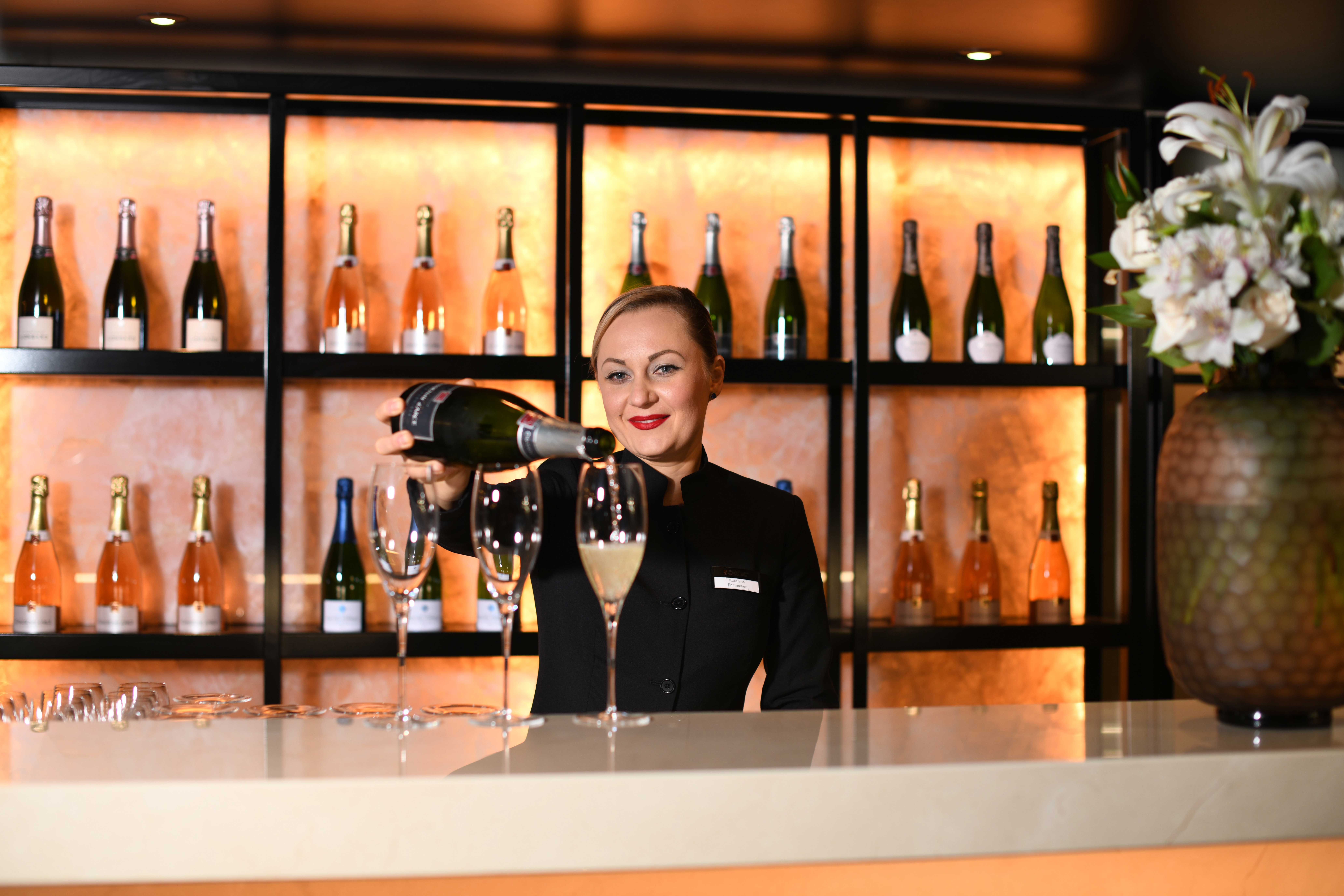 Gönnen Sie sich an der Bar ein Glas Champagner