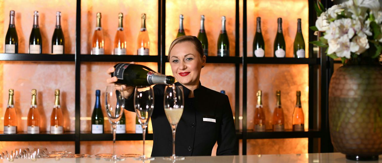 Gönnen Sie sich an der Bar ein Glas Champagner