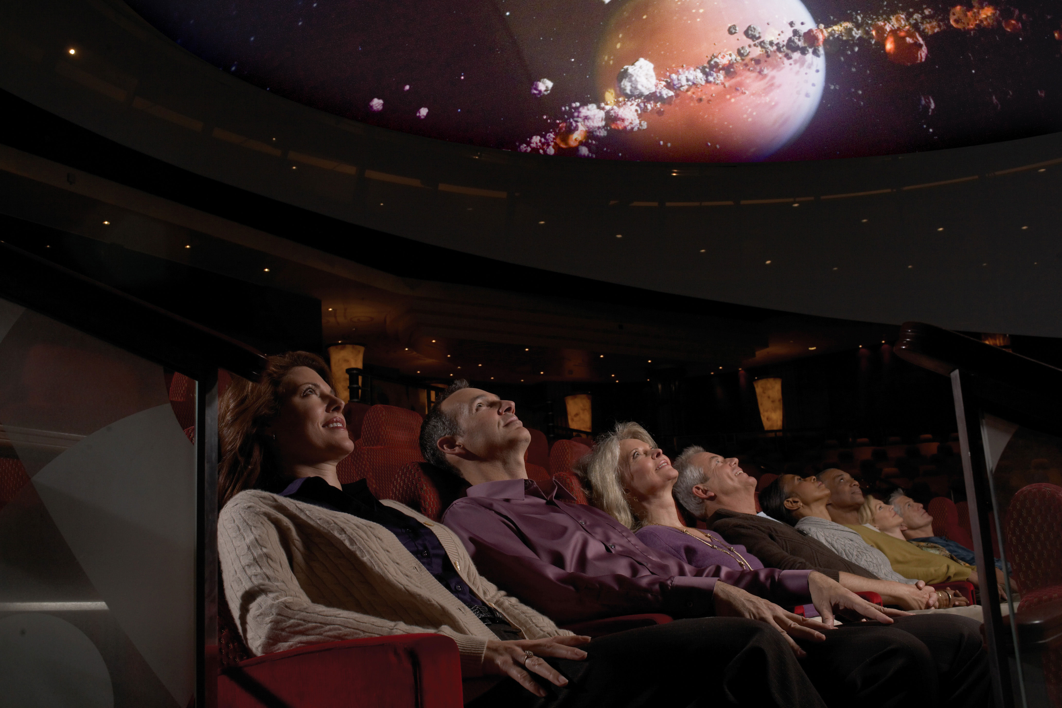 Reisen Sie im Planetarium der Queen Mary 2 durch den Weltraum