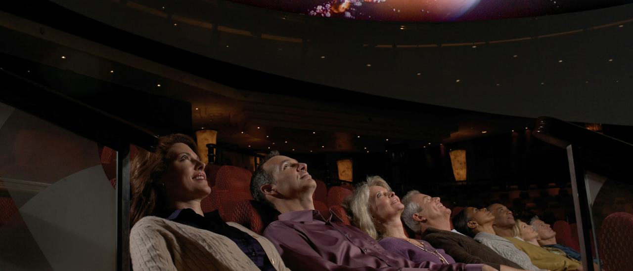 Reisen Sie im Planetarium der Queen Mary 2 durch den Weltraum