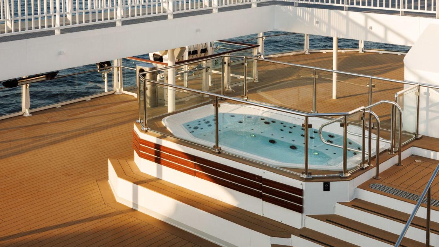 Entspannen Sie im Jacuzzi.