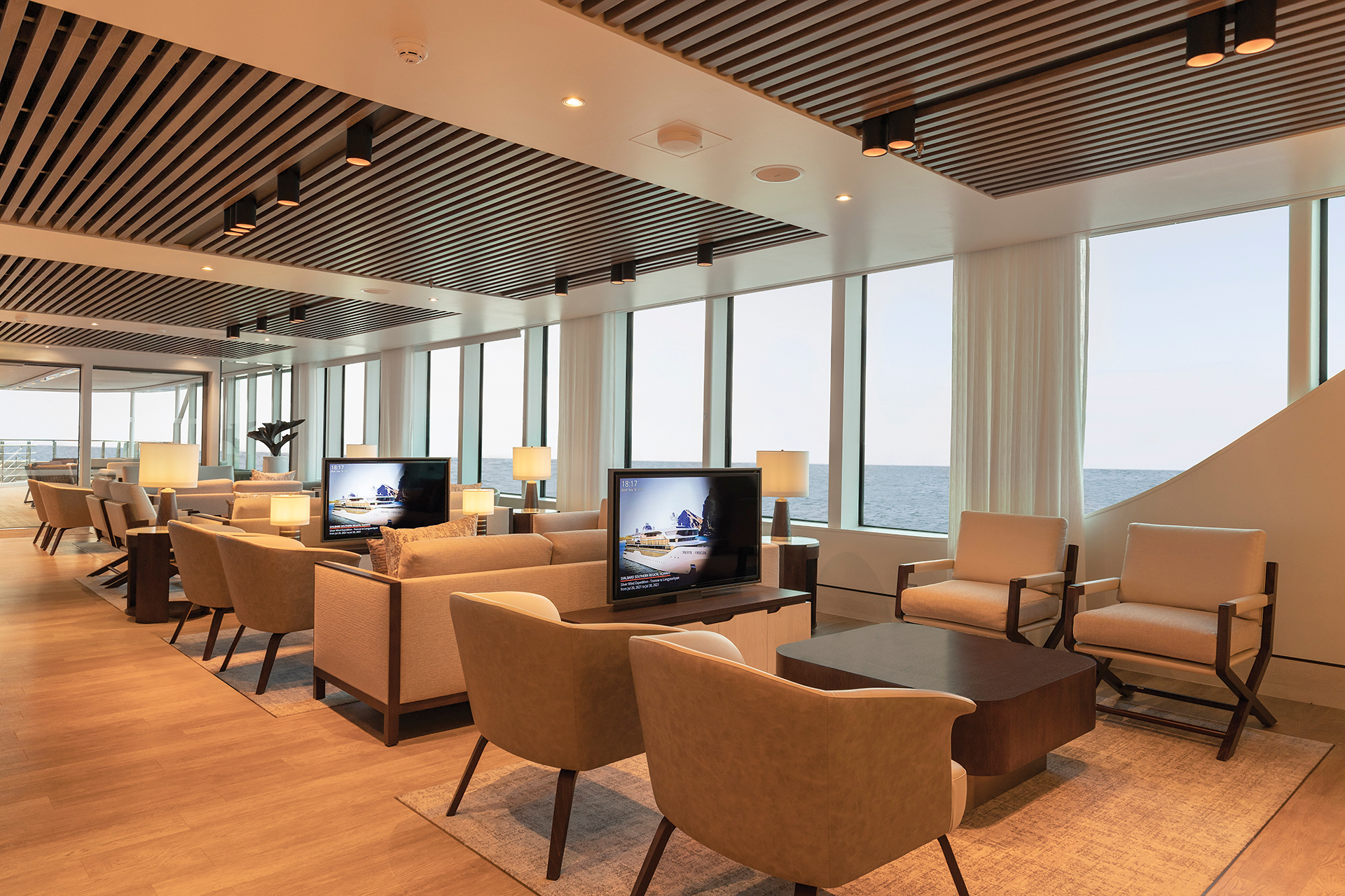 Basecamp, eine elegante Lounge, in der sich die Gäste vor und nach ihren Ausflügen treffen und austauschen können.