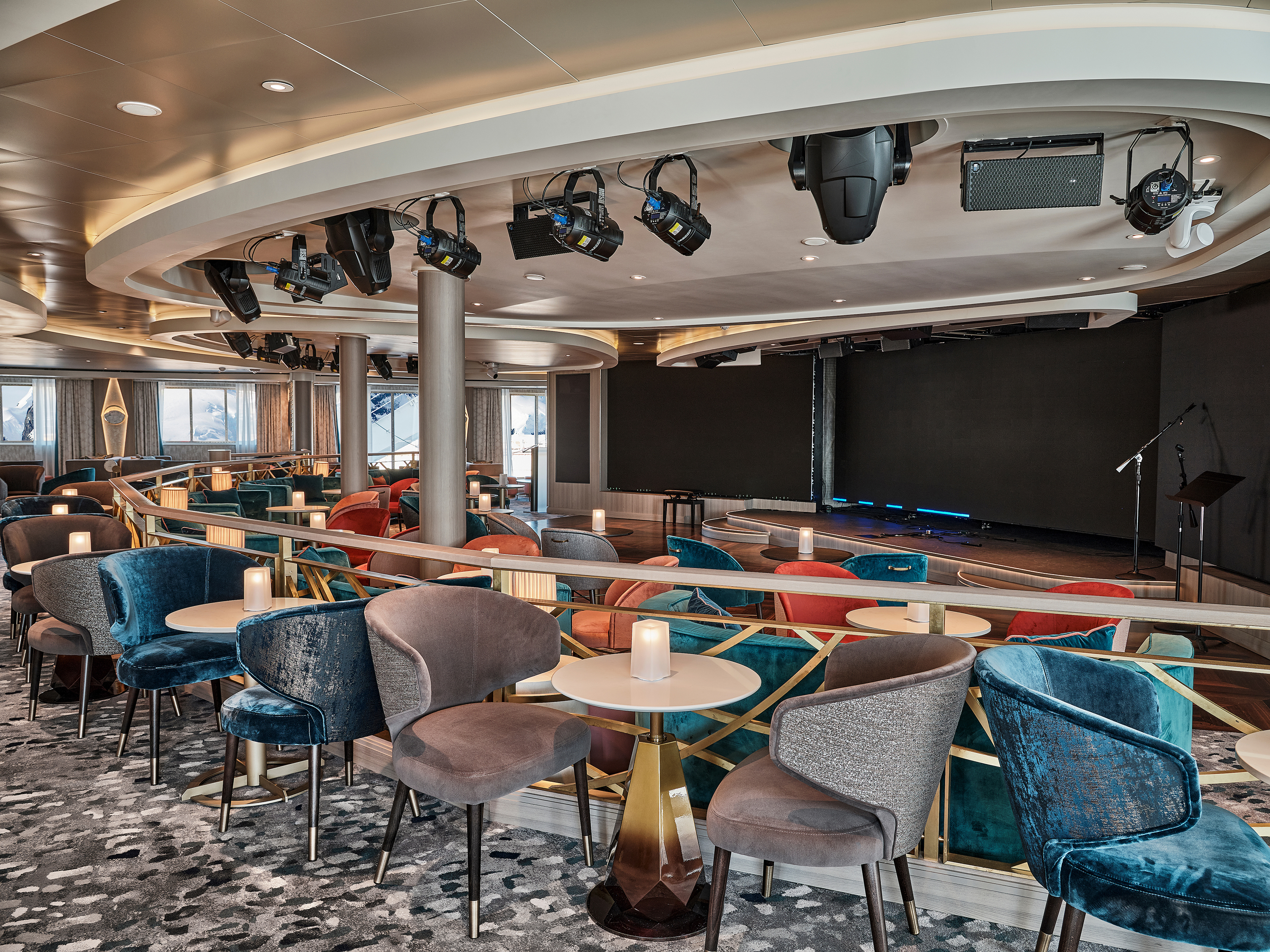 Die Explorer Lounge ist an Bord die zentrale Anlaufstelle für die Organisation von Landausflügen.