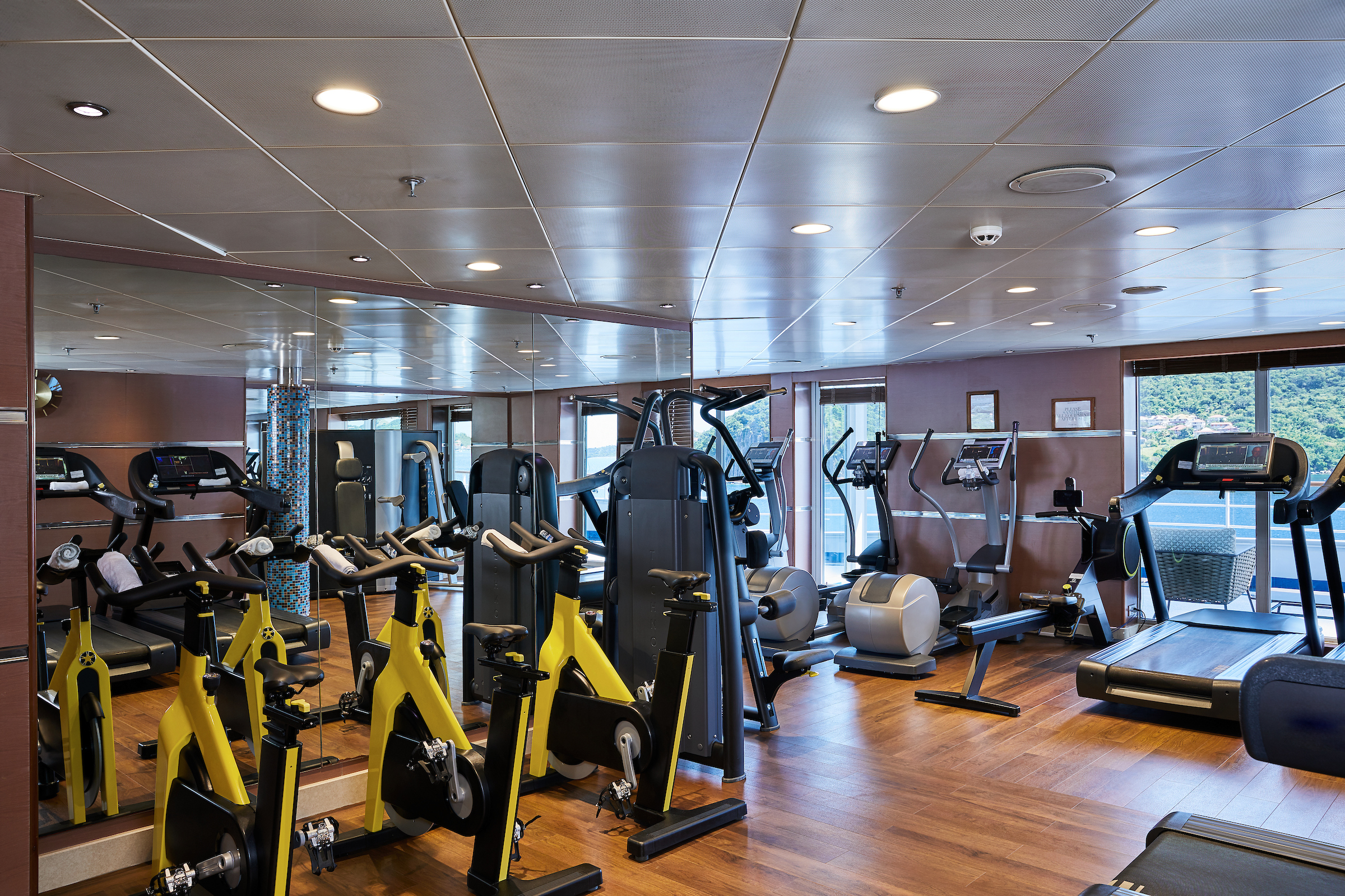 Trainieren Sie mit Meerblick im Fitnessraum