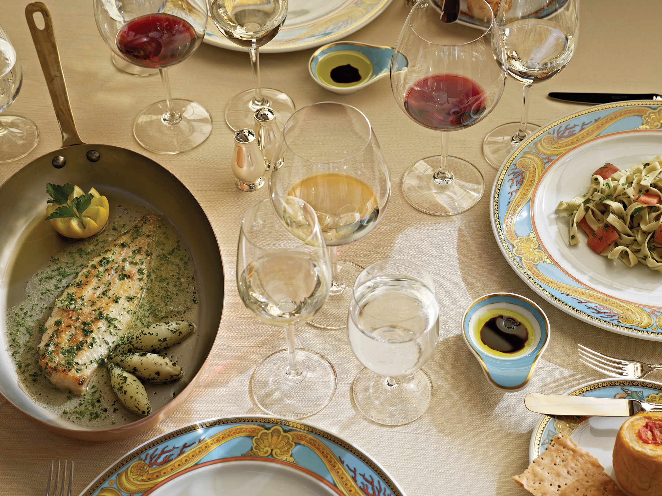 Das Restaurant Toscana zelebriert die Leidenschaft der italienischen Küche und serviert seine Gerichte auf eigens gestaltetem Porzellan von Versace.