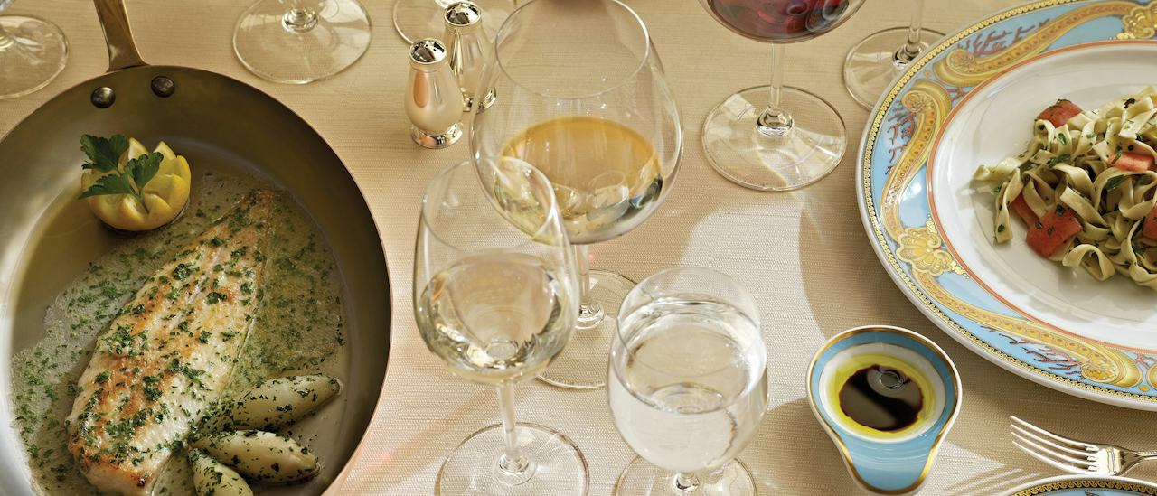 Das Restaurant Toscana zelebriert die Leidenschaft der italienischen Küche und serviert seine Gerichte auf eigens gestaltetem Porzellan von Versace.