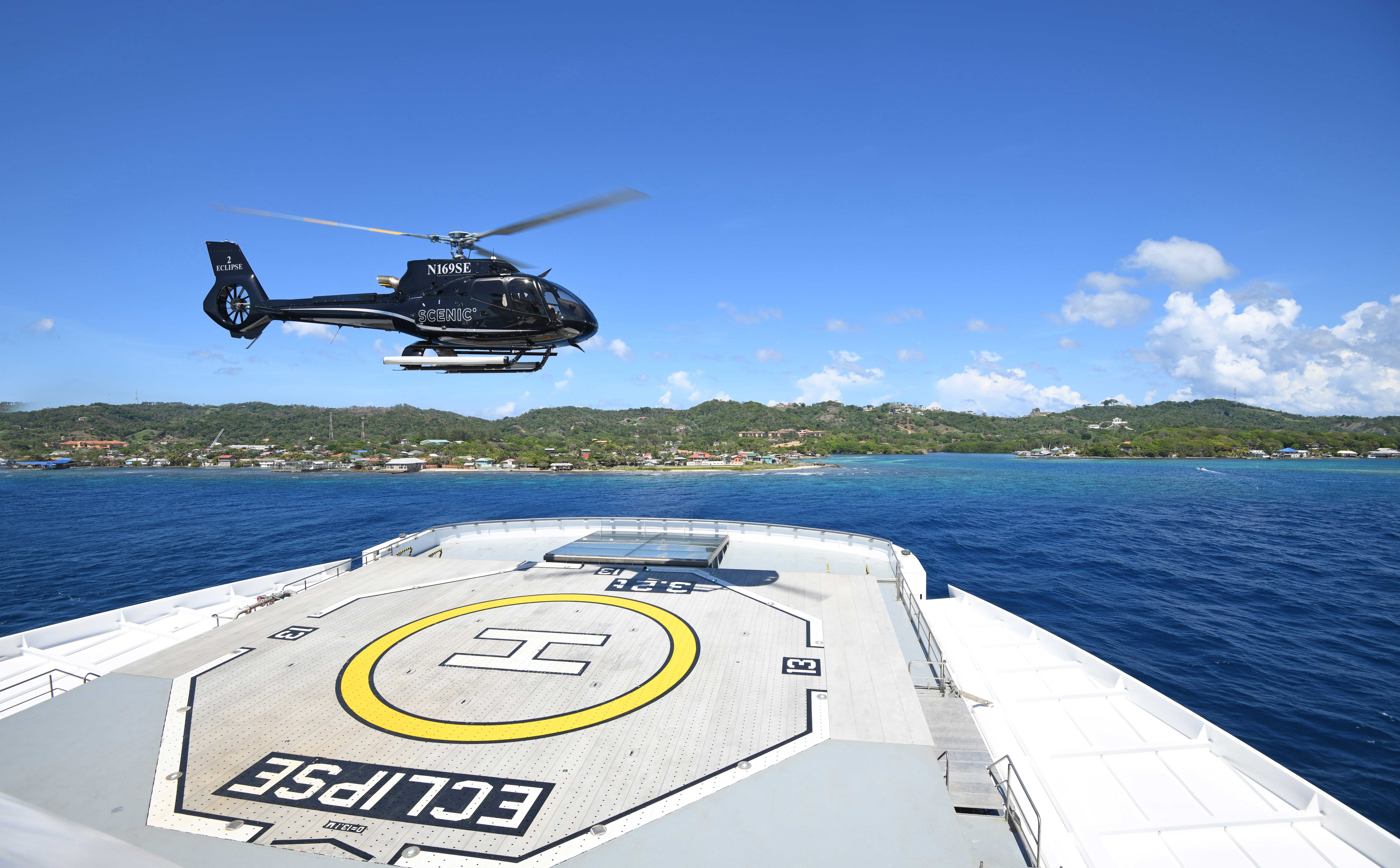 Zwei hochmoderne Airbus H130-T2-Hubschrauber bringen Sie weit über Ihr Reiseziel hinaus!