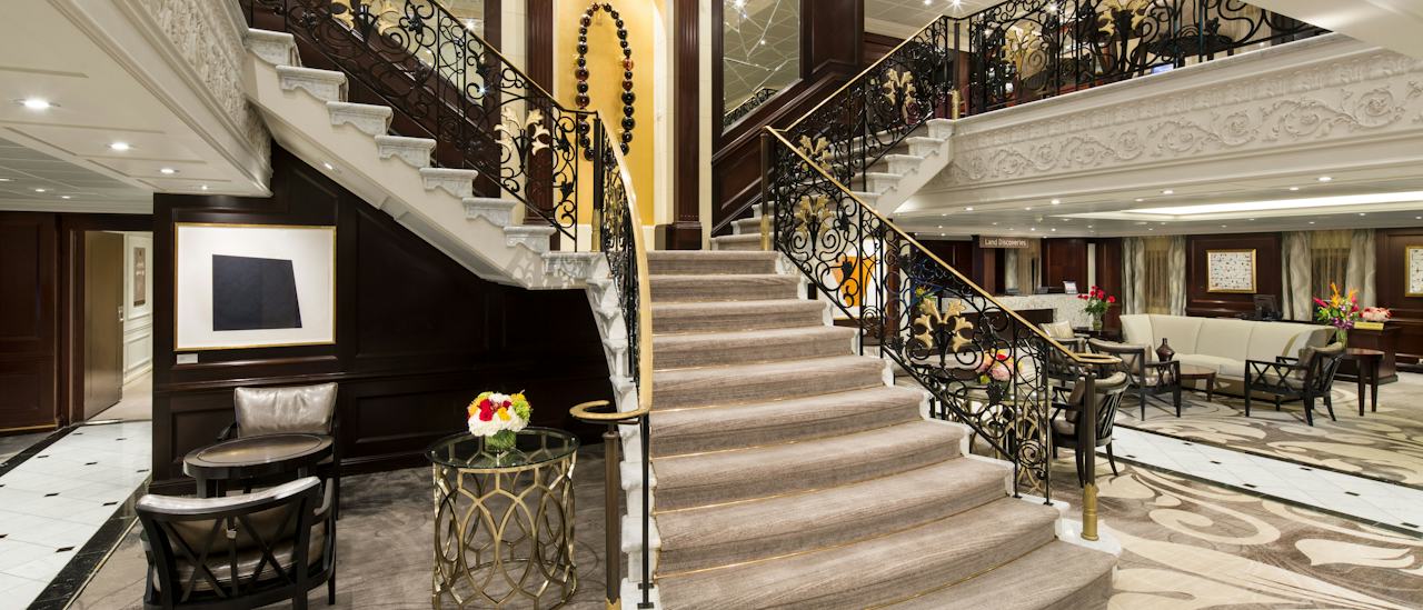 Eine klassische, von der Titanic inspirierte Treppe.