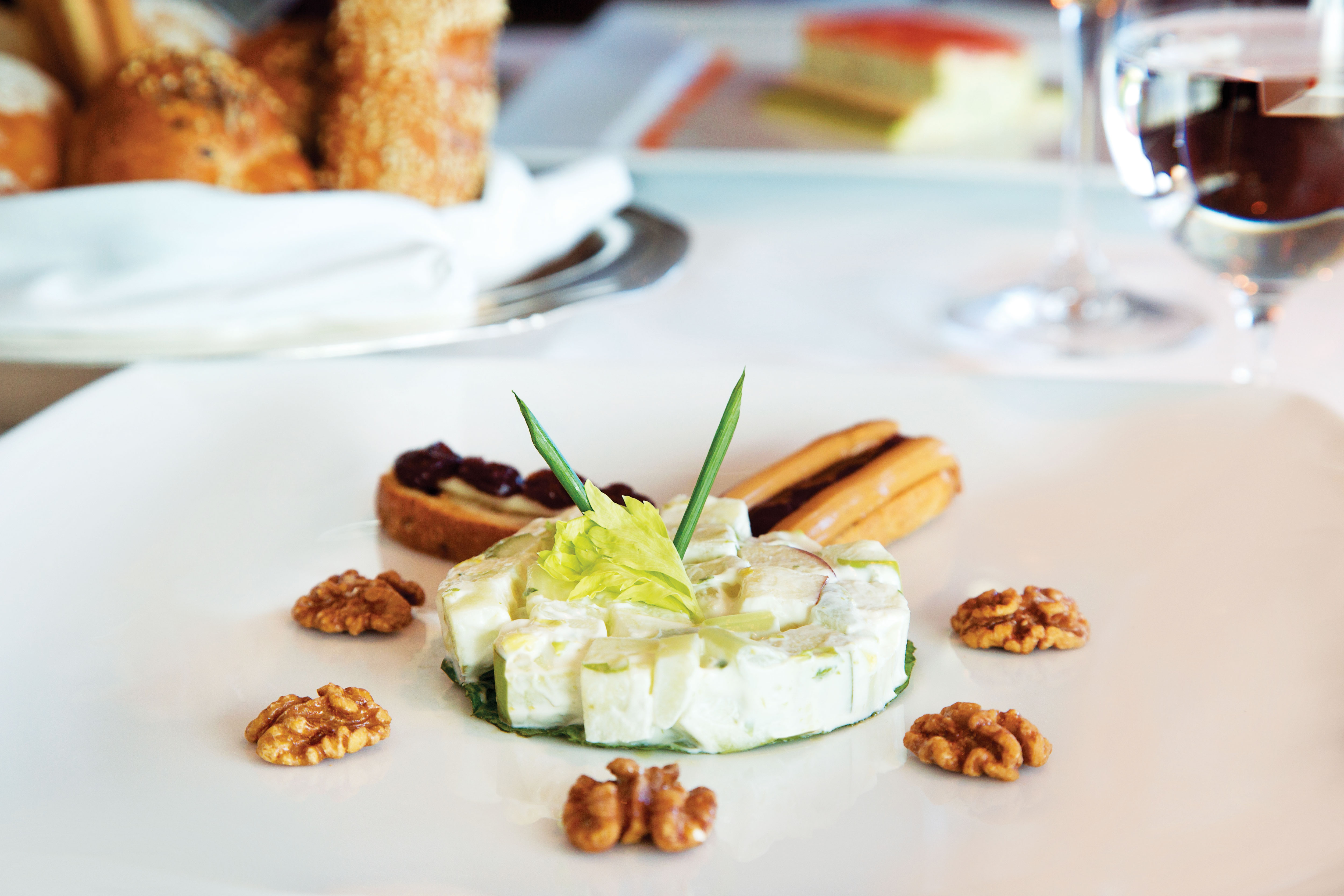 Das Restaurant Toscana zelebriert die Leidenschaft der italienischen Küche und serviert seine Gerichte auf eigens gestaltetem Porzellan von Versace.