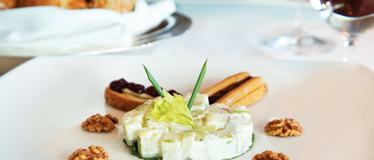 Das Restaurant Toscana zelebriert die Leidenschaft der italienischen Küche und serviert seine Gerichte auf eigens gestaltetem Porzellan von Versace.