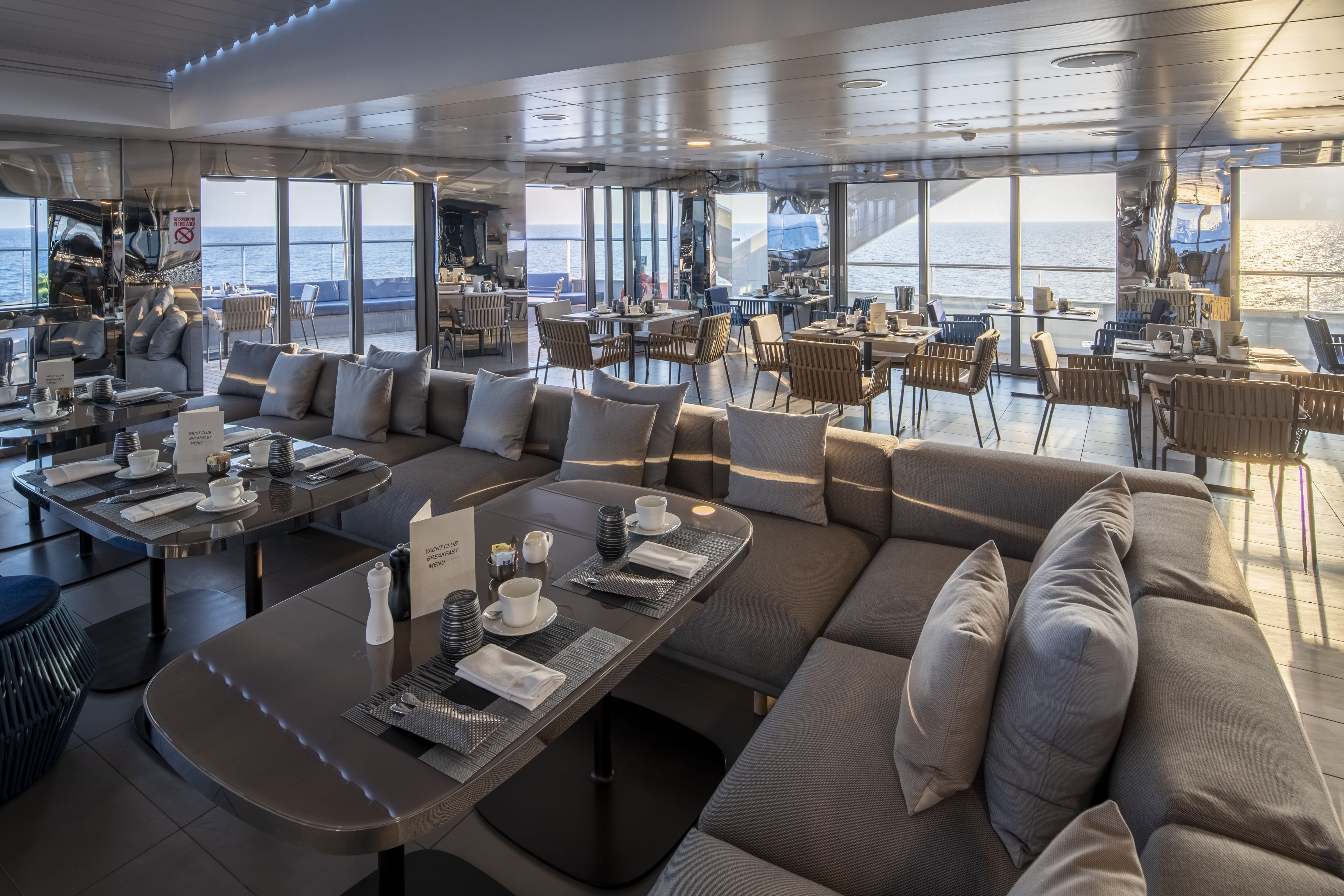 Grillrestaurant und Bar Yacht Club mit Frühstück und Mittagessen