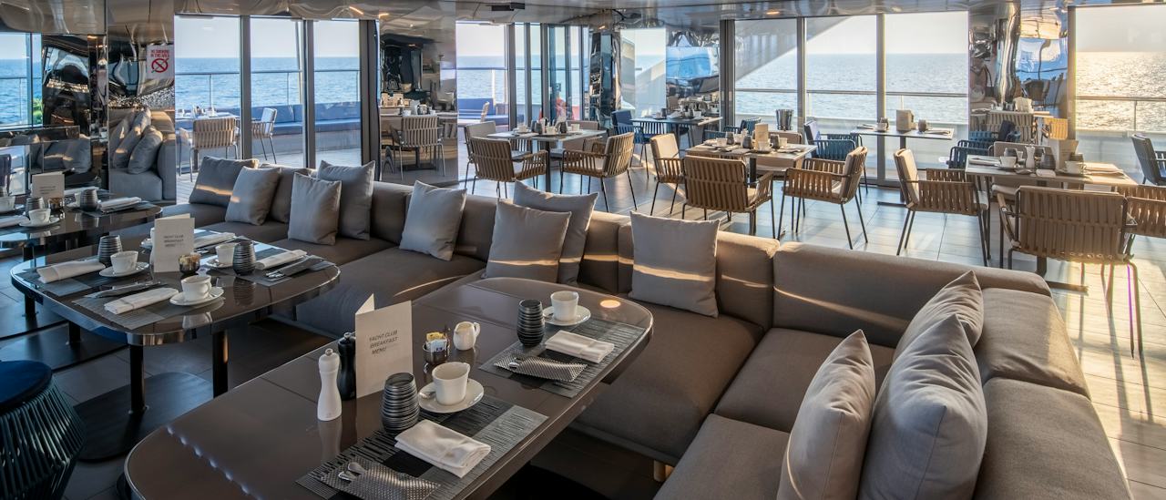Grillrestaurant und Bar Yacht Club mit Frühstück und Mittagessen