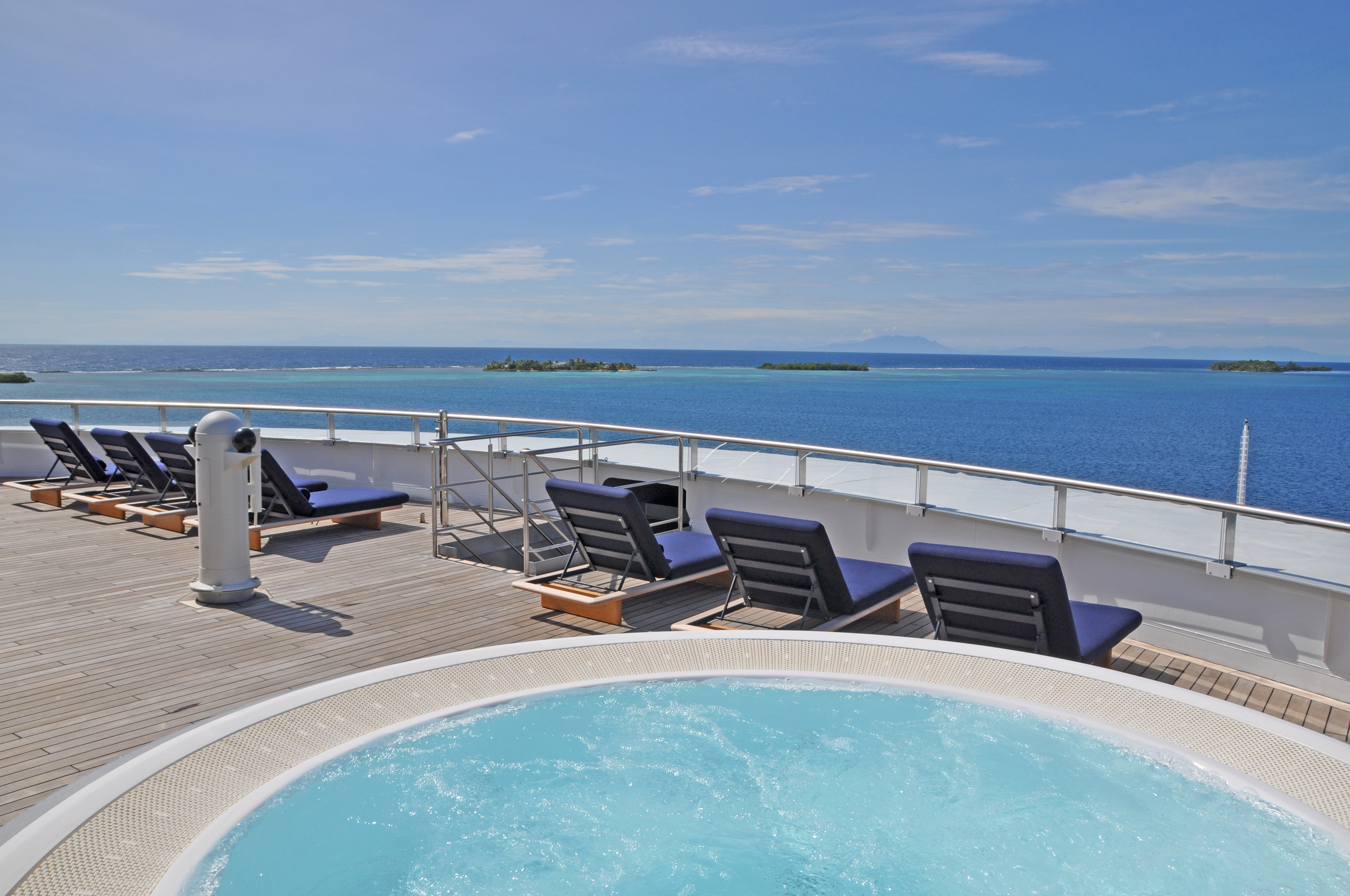 Der beheizte Vitality-Pool auf dem Sonnendeck ist perfekt, um nach einem Tag Sightseeing zu entspannen.