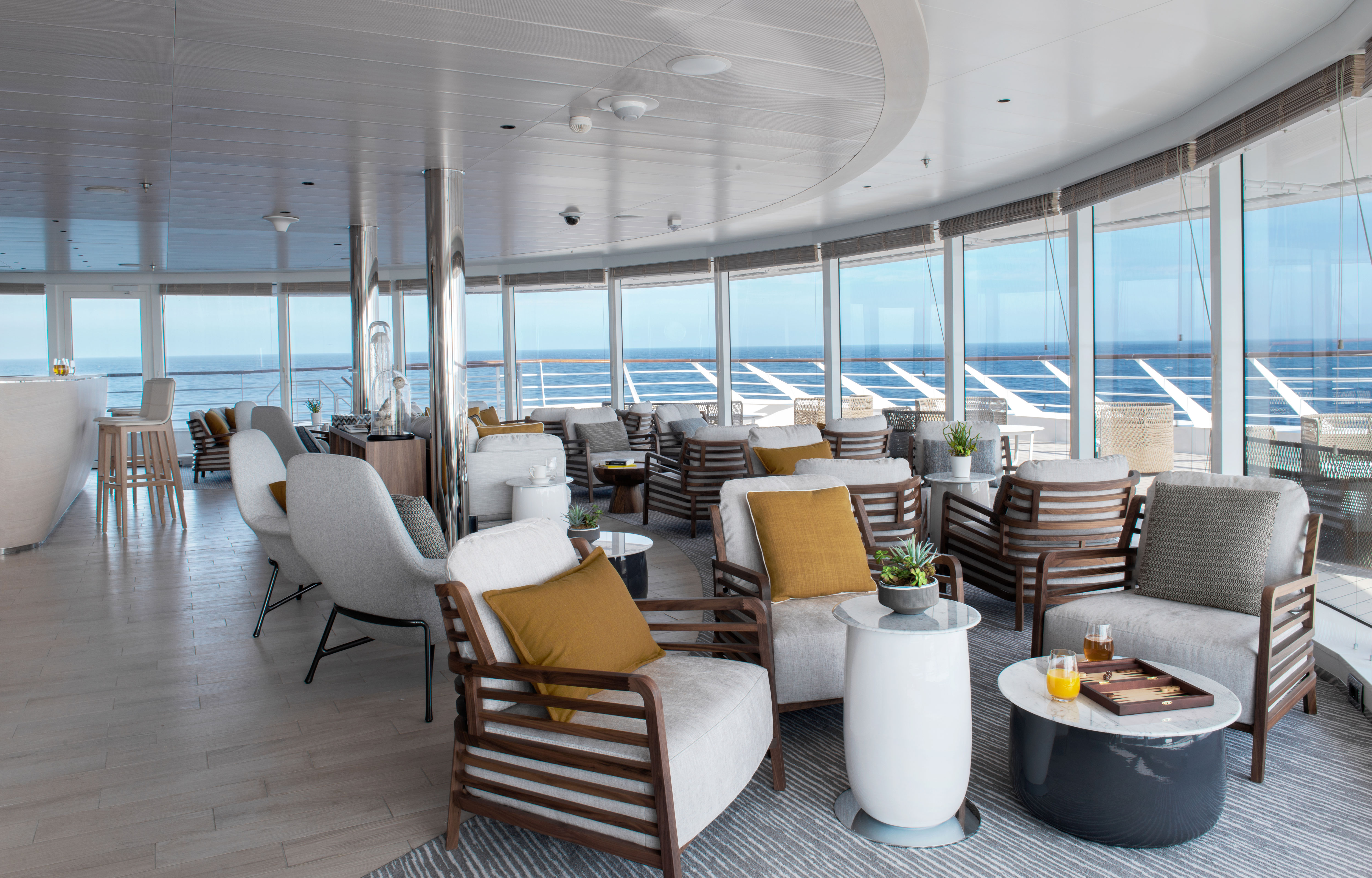 Die Panoramalounge besticht durch ihr modernes, luftiges Ambiente