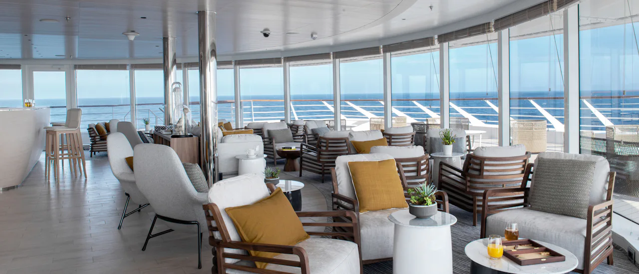 Die Panoramalounge besticht durch ihr modernes, luftiges Ambiente