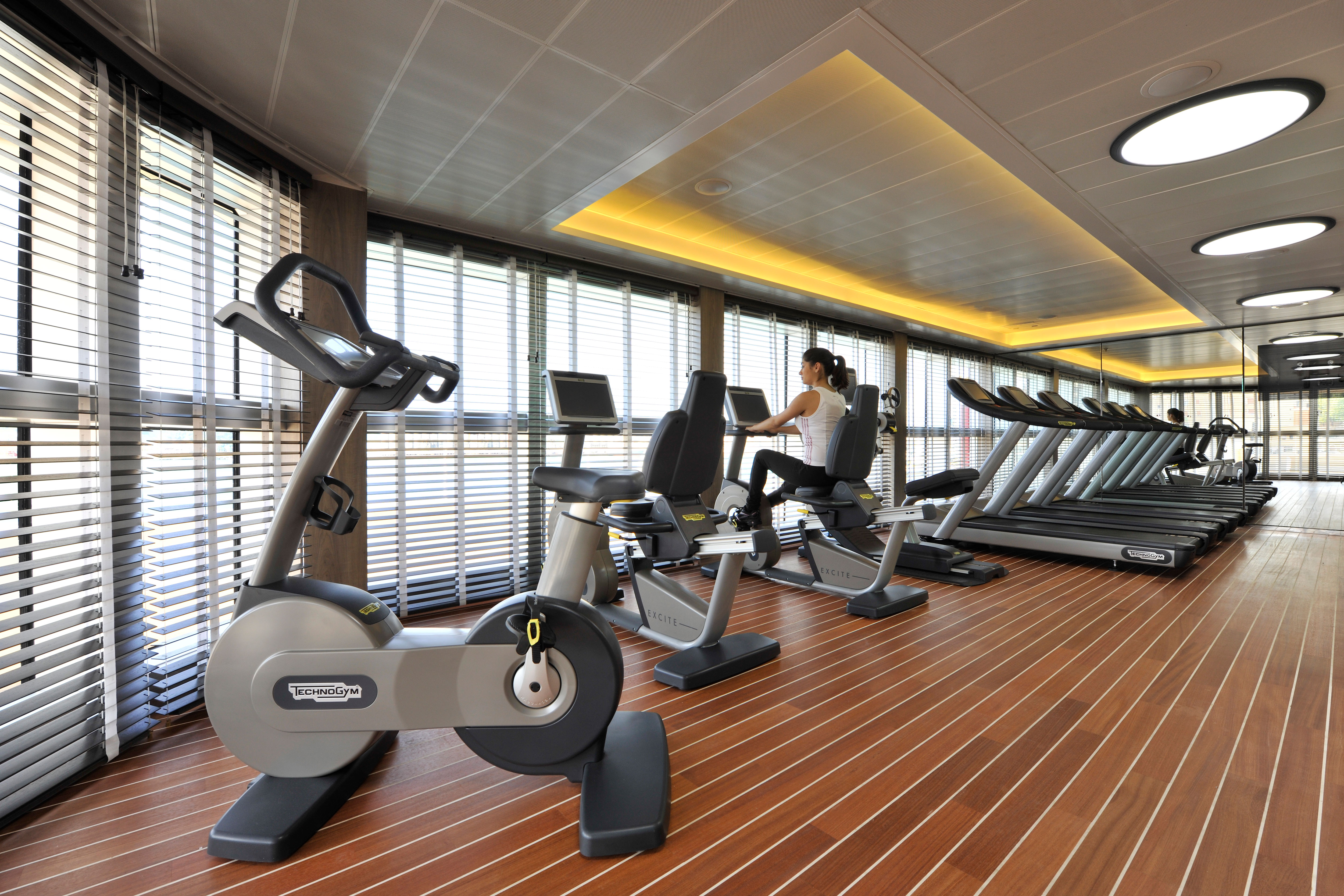 Trainieren Sie mit Aussicht im Fitnesscenter.