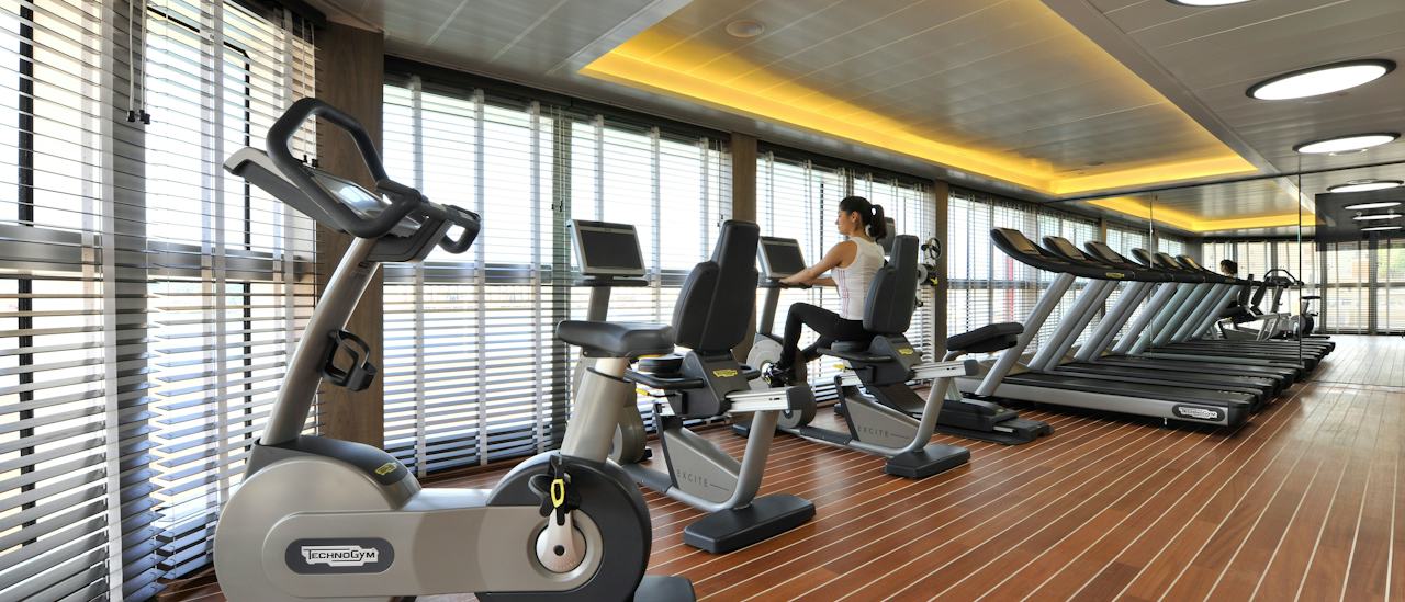 Trainieren Sie mit Aussicht im Fitnesscenter.