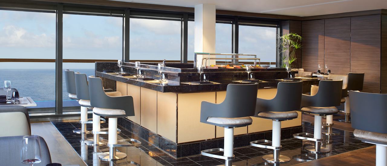 Nehmen Sie an der Sushibar Platz oder genießen Sie gemeinsam eine Mahlzeit an einem Tisch im Talaat Nam