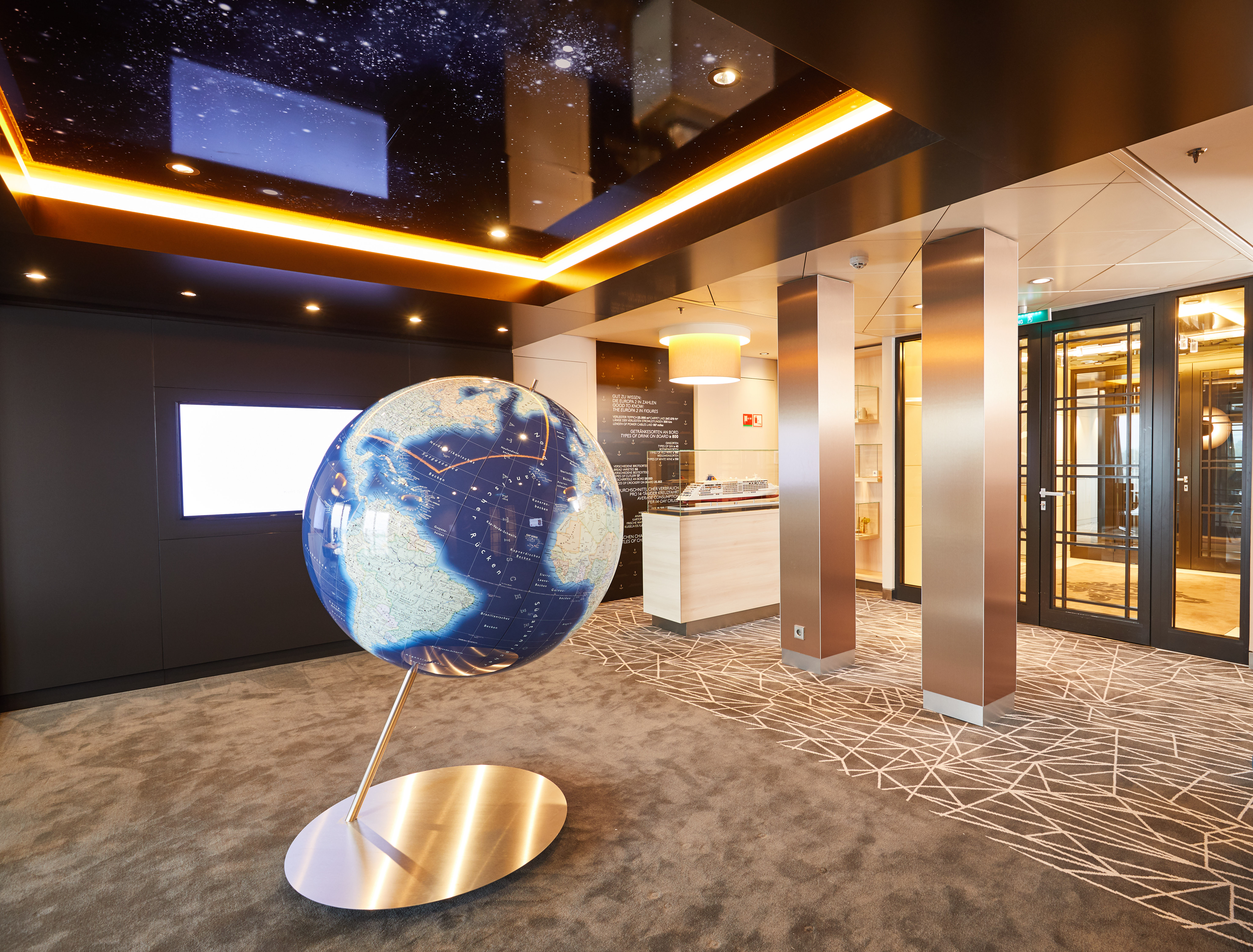 Im Wartebereich der Cruise Sales Lounge befindet sich ein kleines EUROPA 2 Museum