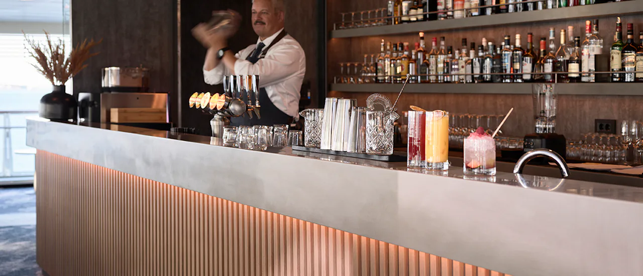 Genießen Sie einen Drink an der Bar