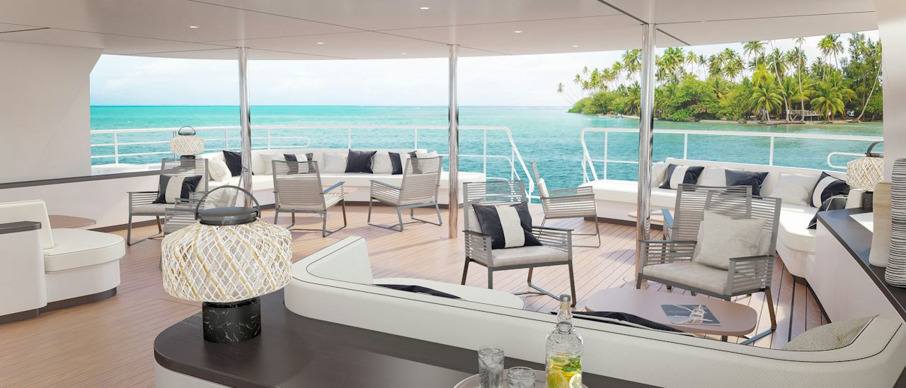 Entspannen Sie in der Lounge im Freien direkt an der Marina.