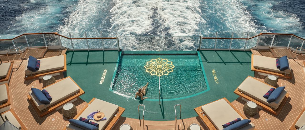 Tauchen Sie ein in den Astern Aft Pool