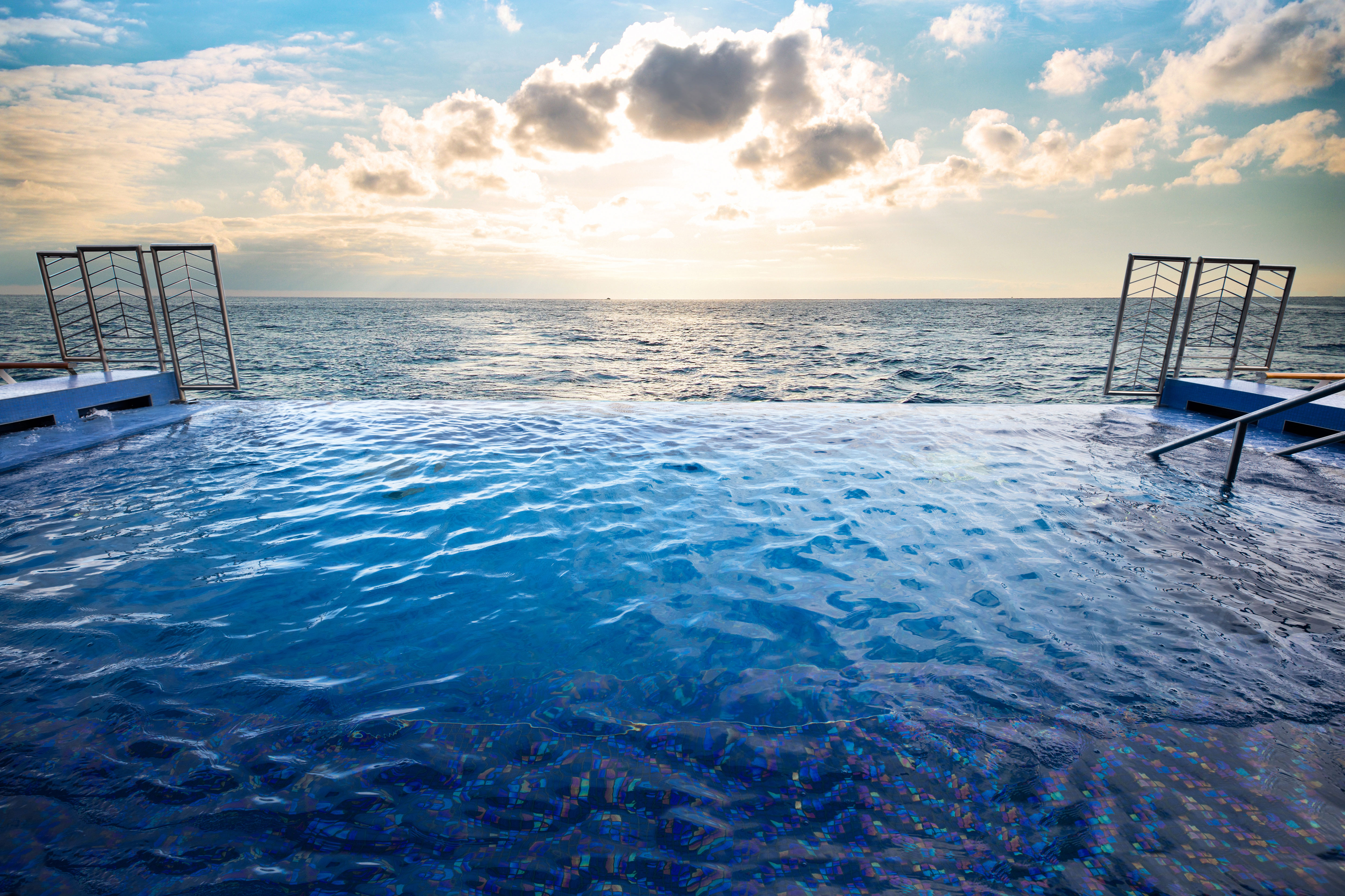 Tauchen Sie in den Infinity-Pool direkt neben dem Spa ein