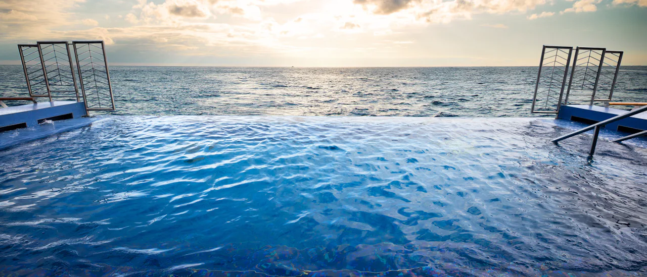 Tauchen Sie in den Infinity-Pool direkt neben dem Spa ein